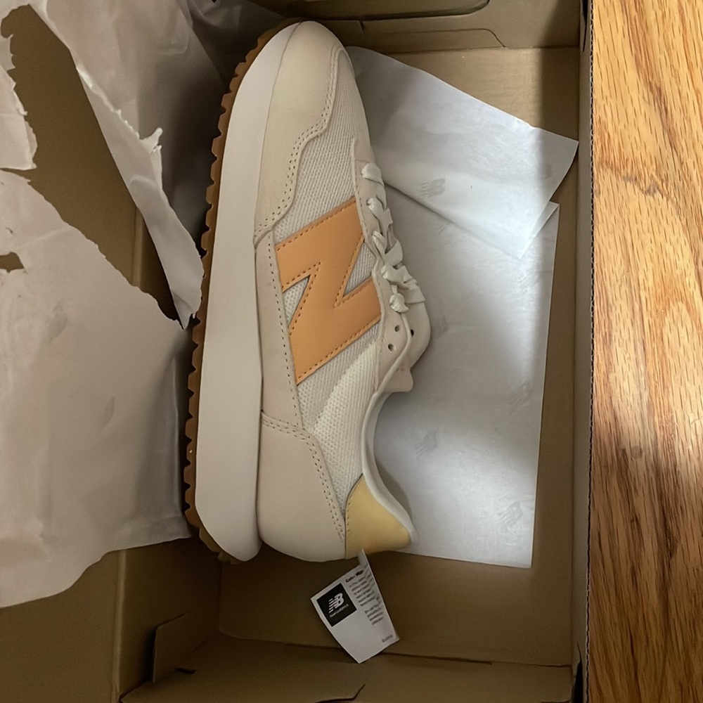 New Balance Women's 237 Retro Runner Sneakers Angora & Peach Color BRAND NEW - Picture 4 of 4